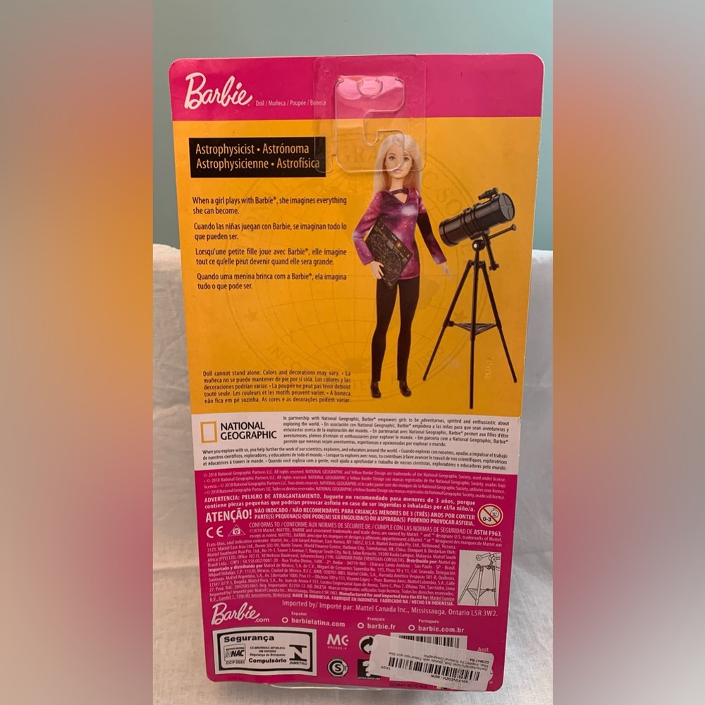 Barbie Astrophysicist Doll Blonde Telescope Star Map National Geographic - Picture 2 of 2